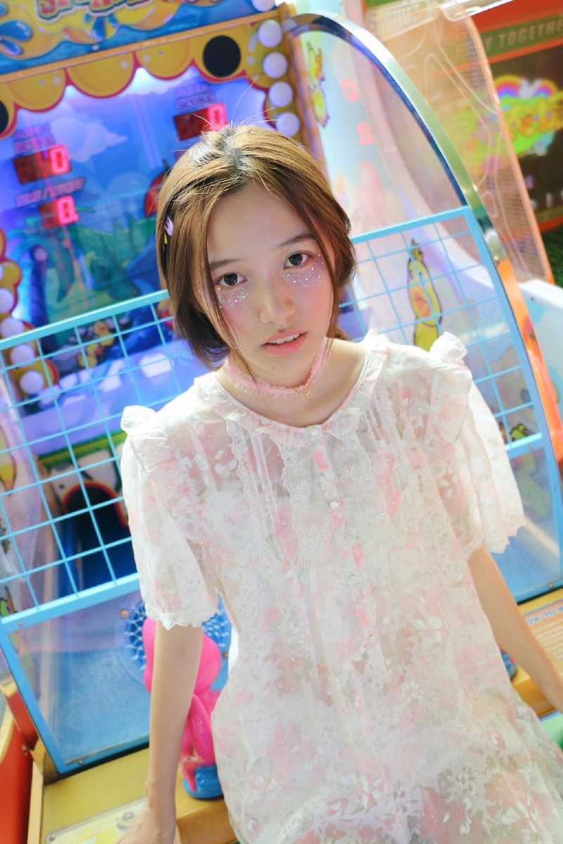 游乐场内的素颜妹子白皙肌肤迷人眼神