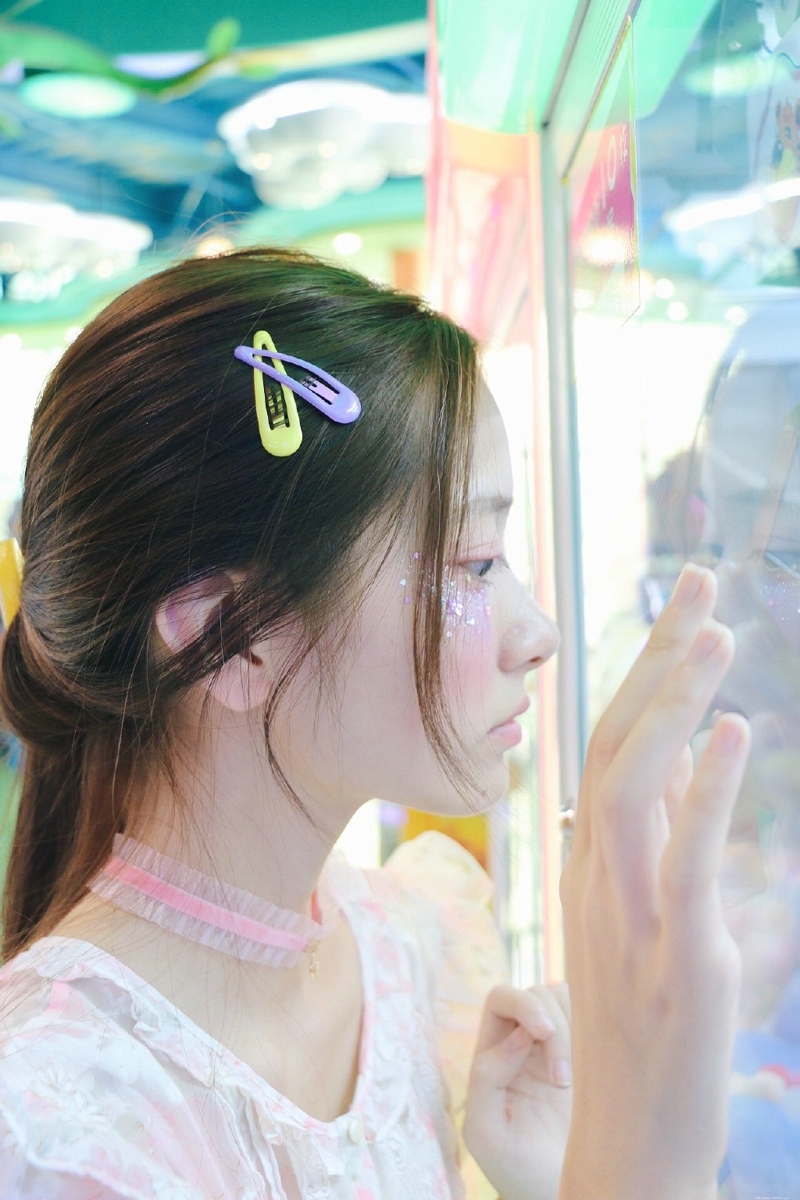 游乐场内的素颜妹子白皙肌肤迷人眼神