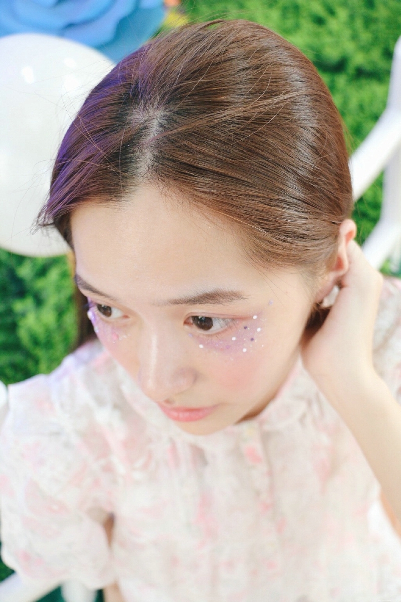 游乐场内的素颜妹子白皙肌肤迷人眼神