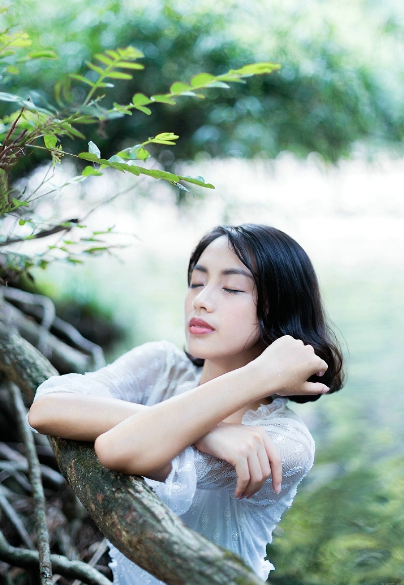 深山戏水中的气质美女湿身诱人眼神