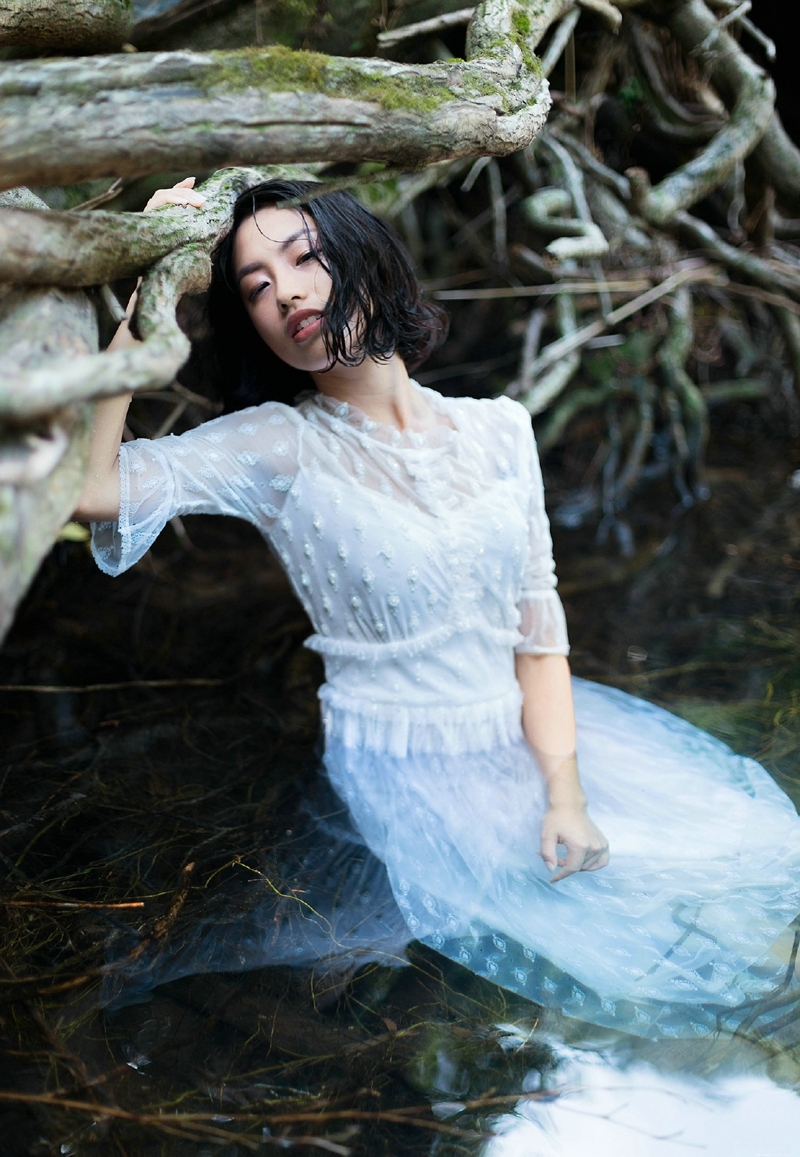 深山戏水中的气质美女湿身诱人眼神