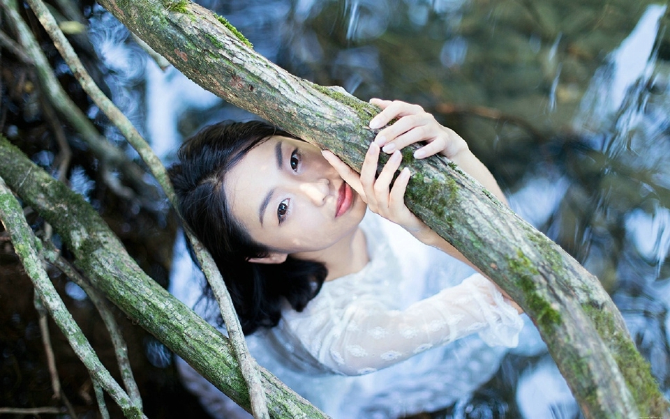 深山戏水中的气质美女湿身诱人眼神