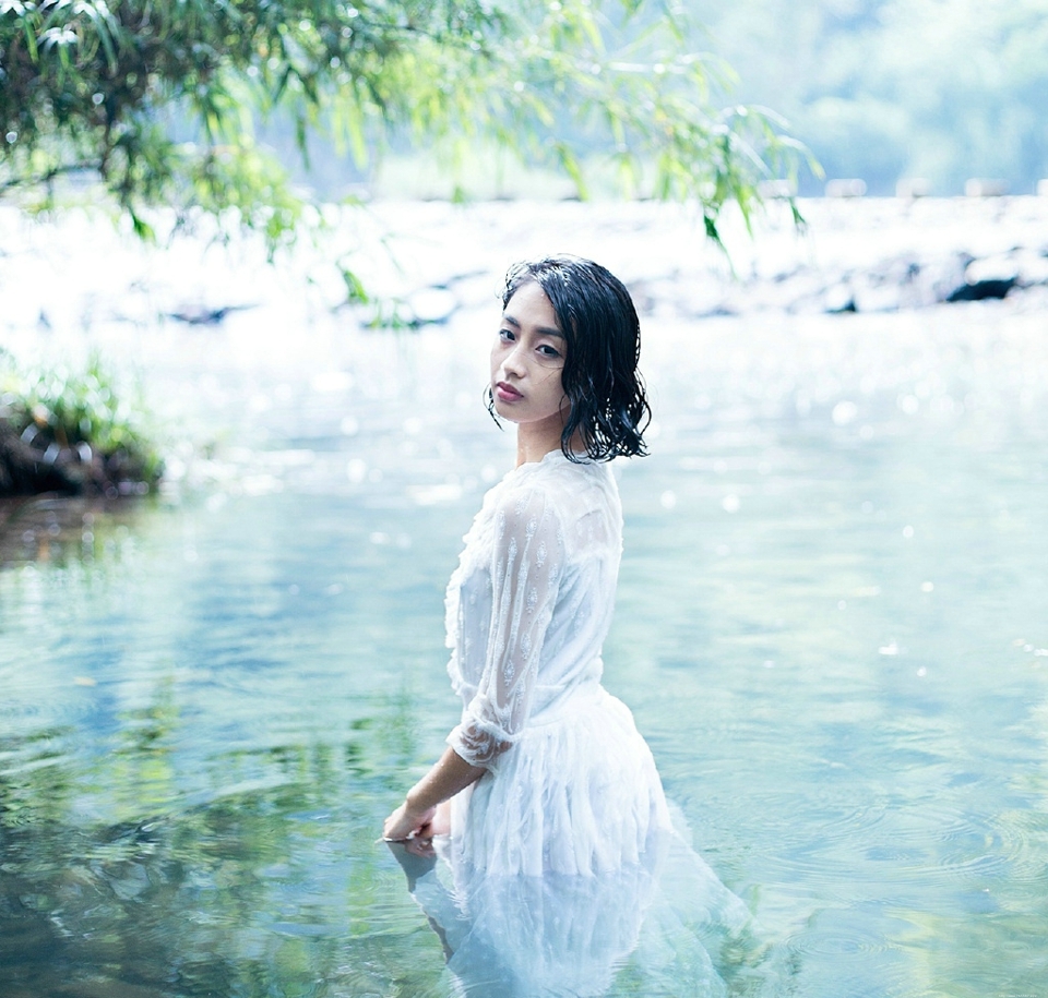 深山戏水中的气质美女湿身诱人眼神