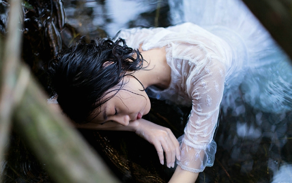 深山戏水中的气质美女湿身诱人眼神