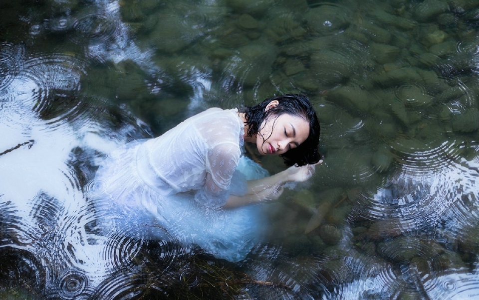 深山戏水中的气质美女湿身诱人眼神