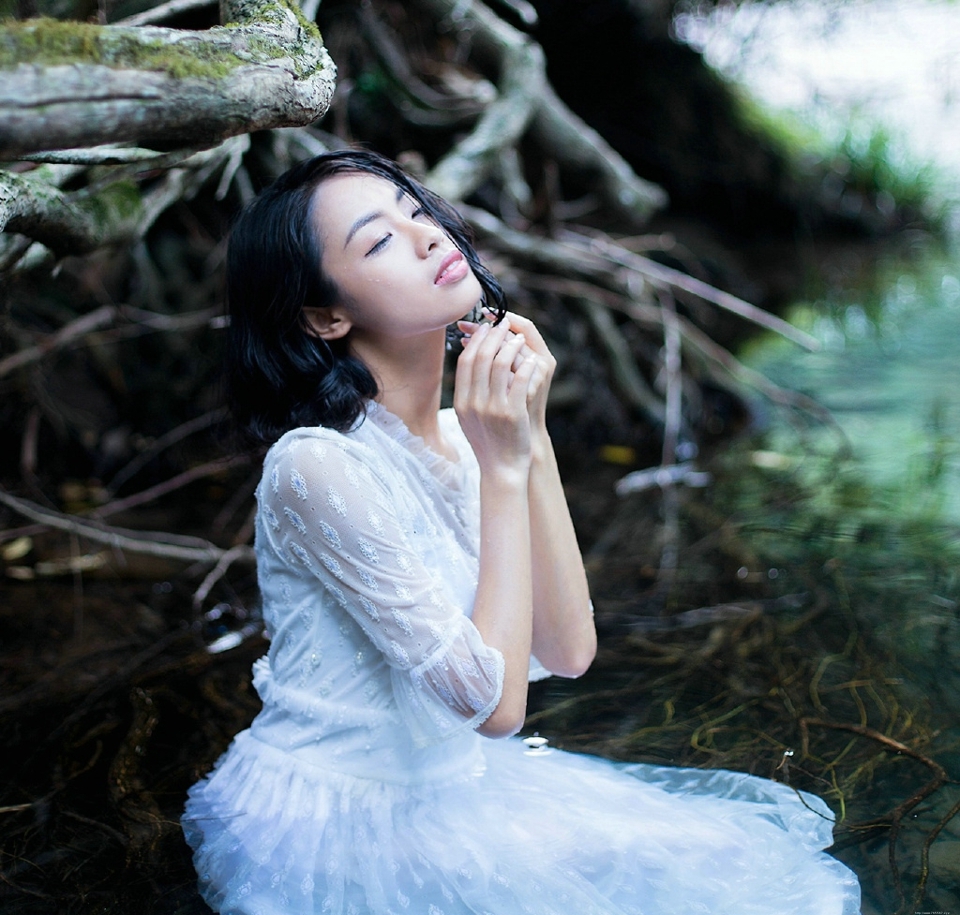 深山戏水中的气质美女湿身诱人眼神