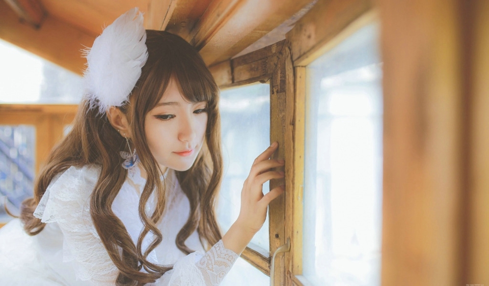 阁楼上的蕾丝白纱长发妹子幽静素雅写真