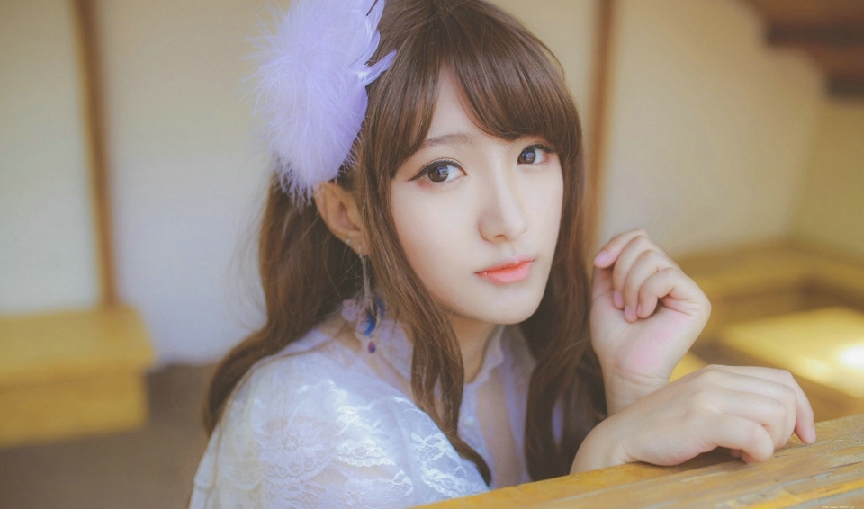 阁楼上的蕾丝白纱长发妹子幽静素雅写真