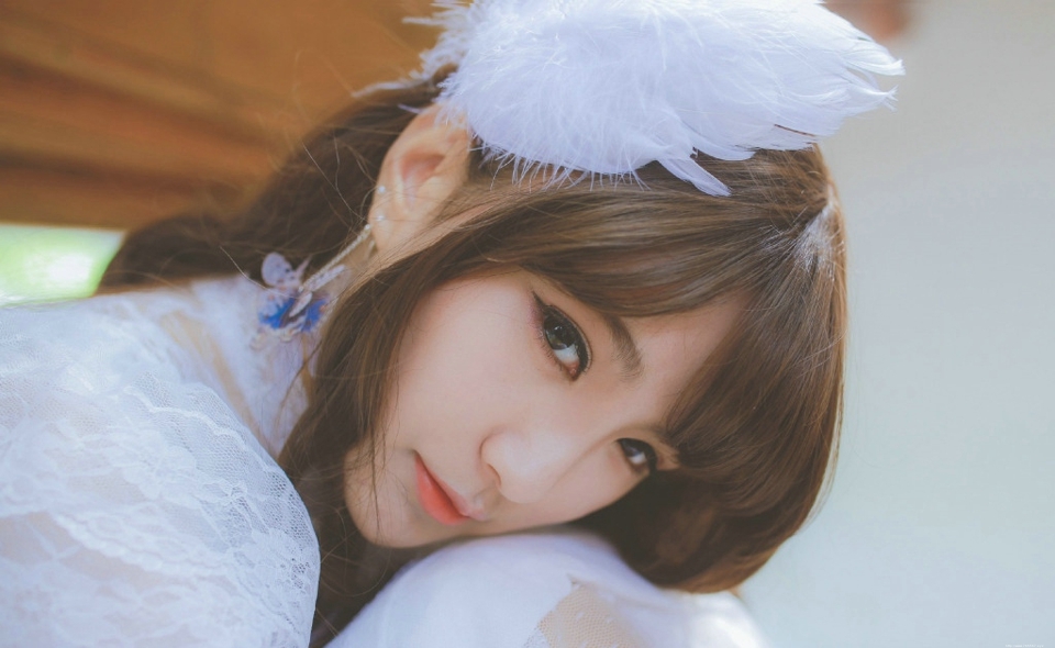 阁楼上的蕾丝白纱长发妹子幽静素雅写真