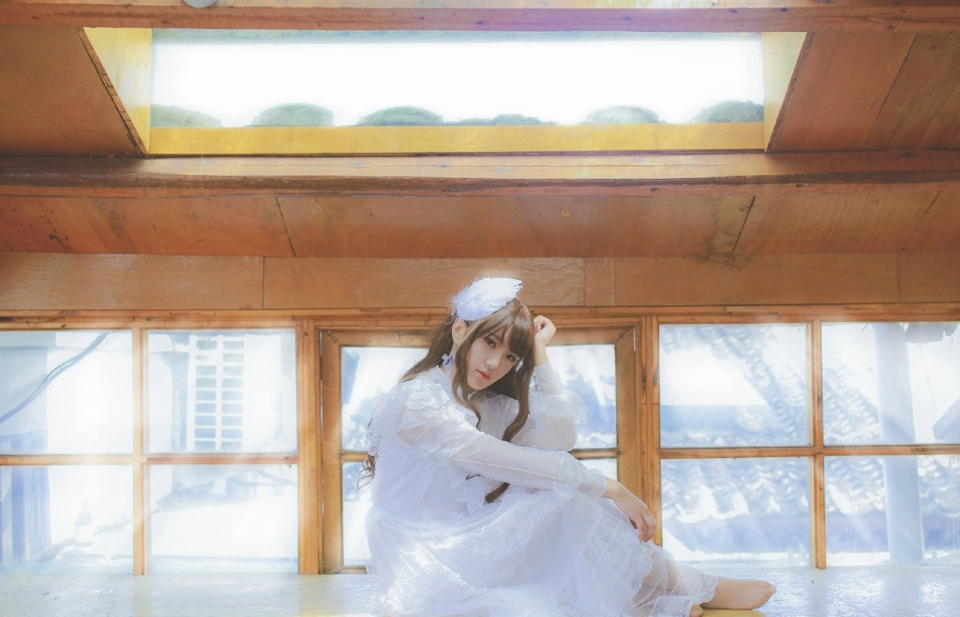 阁楼上的蕾丝白纱长发妹子幽静素雅写真
