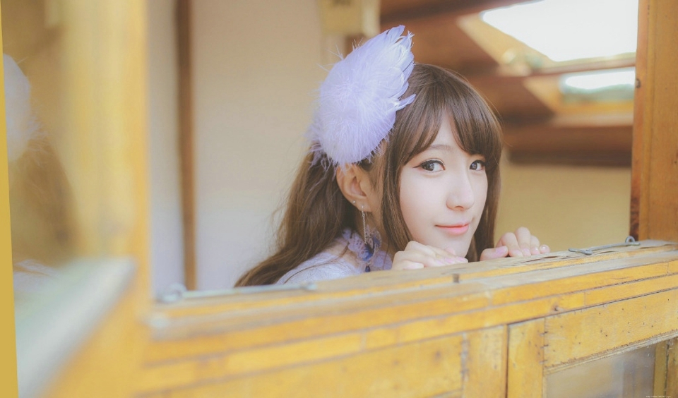 阁楼上的蕾丝白纱长发妹子幽静素雅写真