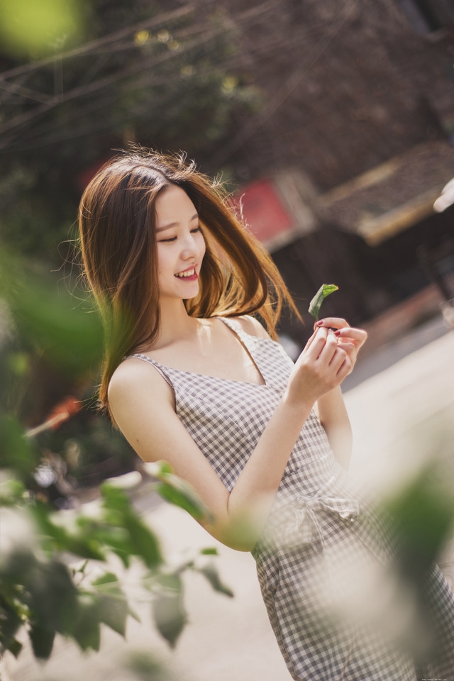 阳台美女深V连体裤享受日光浴闭眼舒适