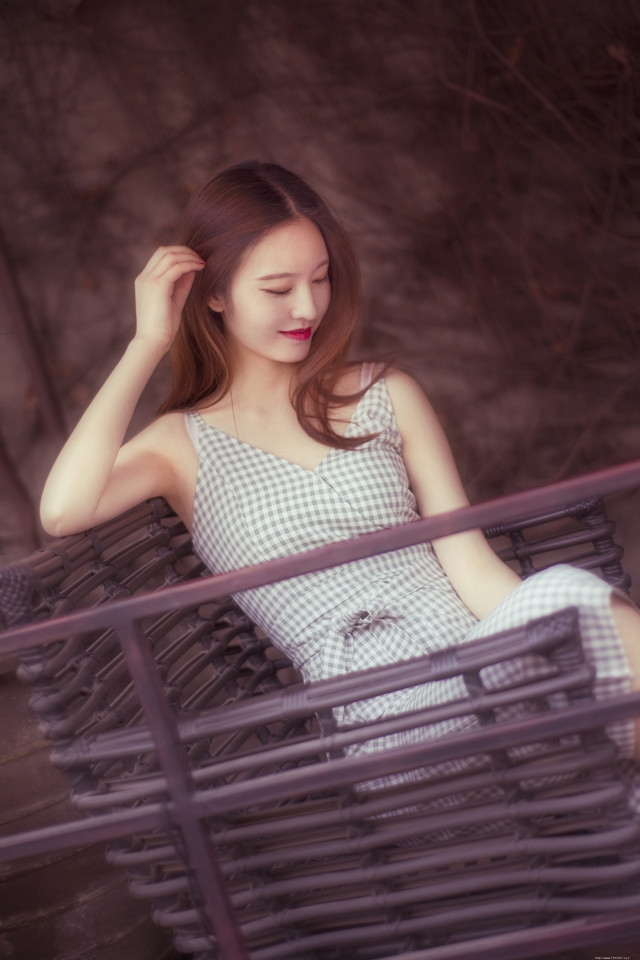 阳台美女深V连体裤享受日光浴闭眼舒适