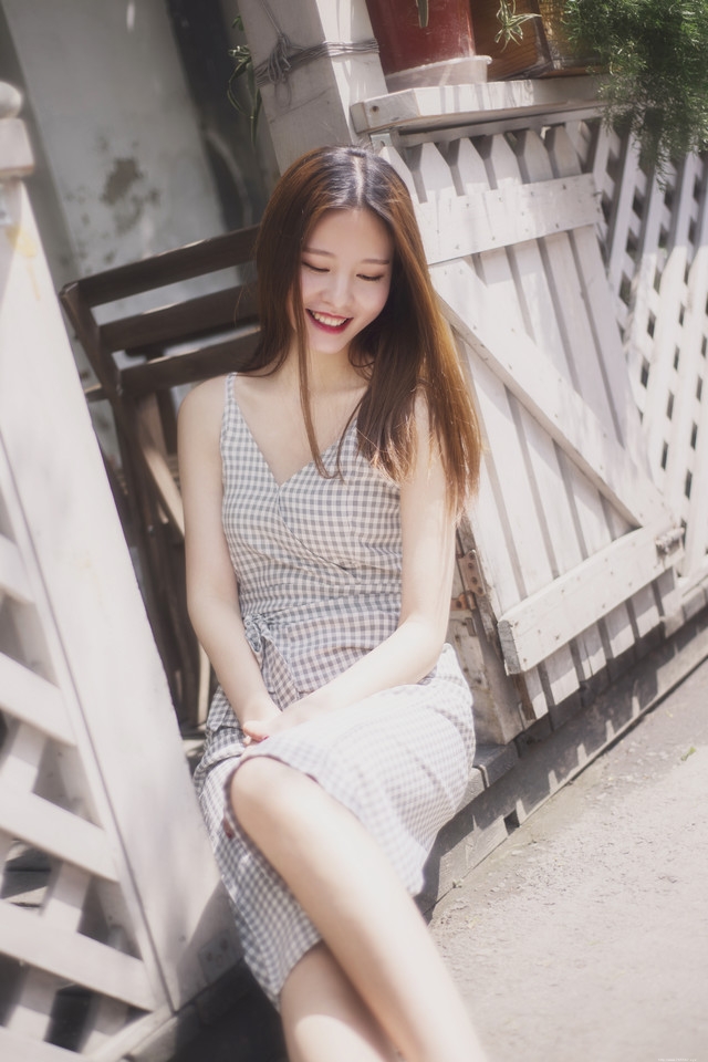 阳台美女深V连体裤享受日光浴闭眼舒适