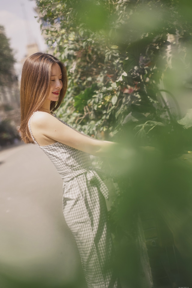 阳台美女深V连体裤享受日光浴闭眼舒适