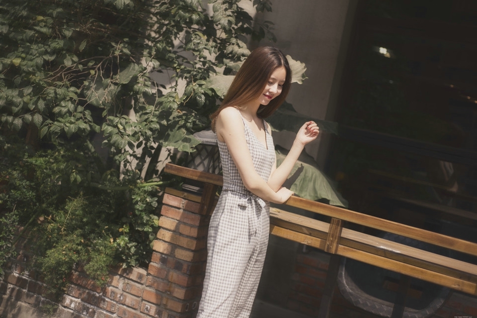 阳台美女深V连体裤享受日光浴闭眼舒适