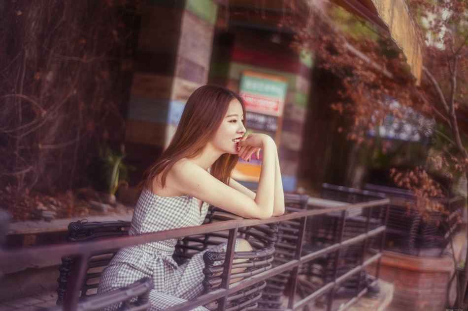 阳台美女深V连体裤享受日光浴闭眼舒适