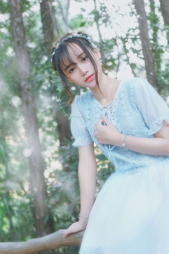 绿光森林内大眼睛精灵诱人的美颜