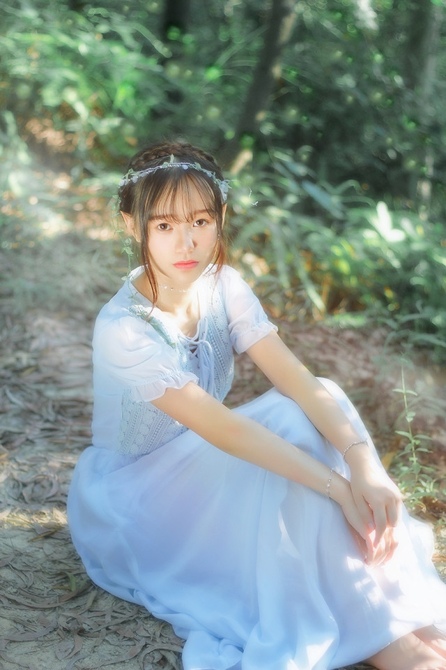 绿光森林内大眼睛精灵诱人的美颜