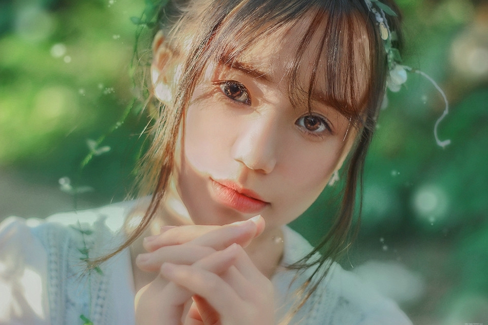 绿光森林内大眼睛精灵诱人的美颜