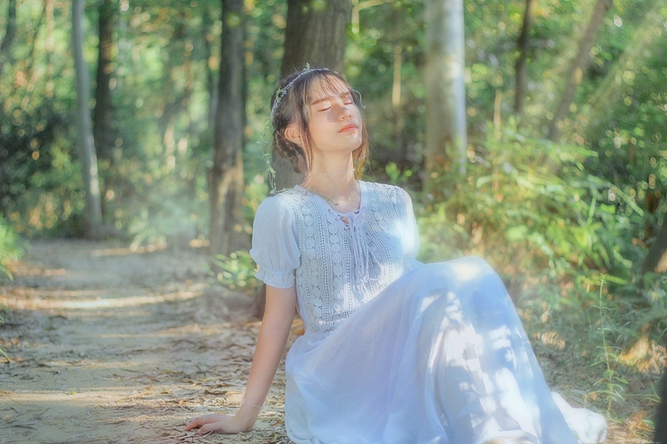 绿光森林内大眼睛精灵诱人的美颜