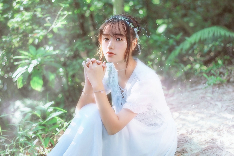 绿光森林内大眼睛精灵诱人的美颜