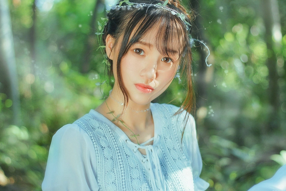 绿光森林内大眼睛精灵诱人的美颜