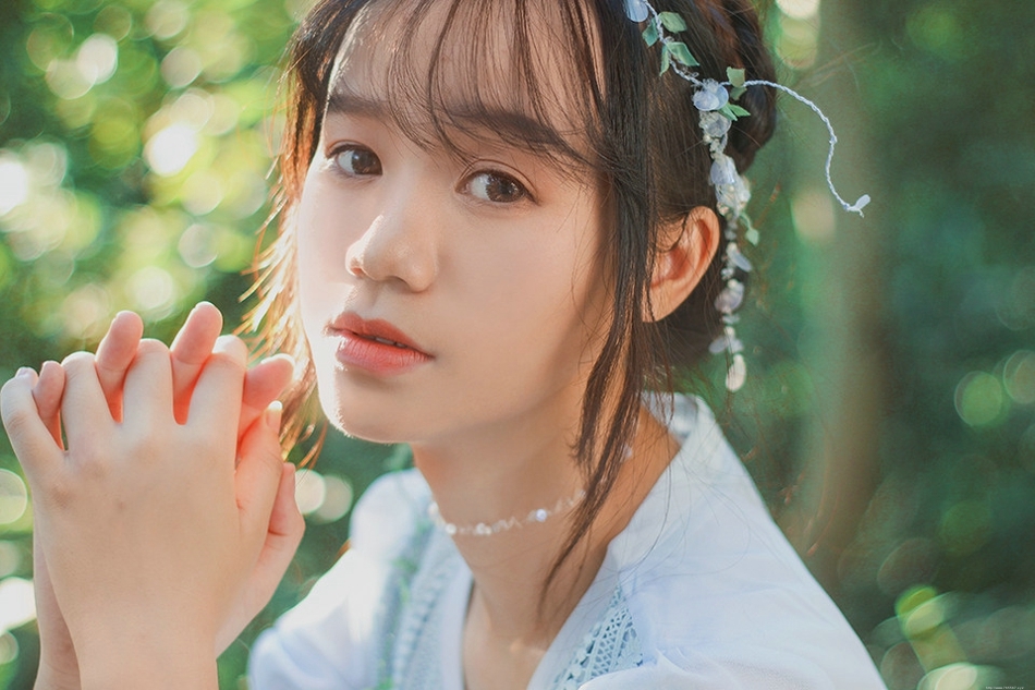 绿光森林内大眼睛精灵诱人的美颜