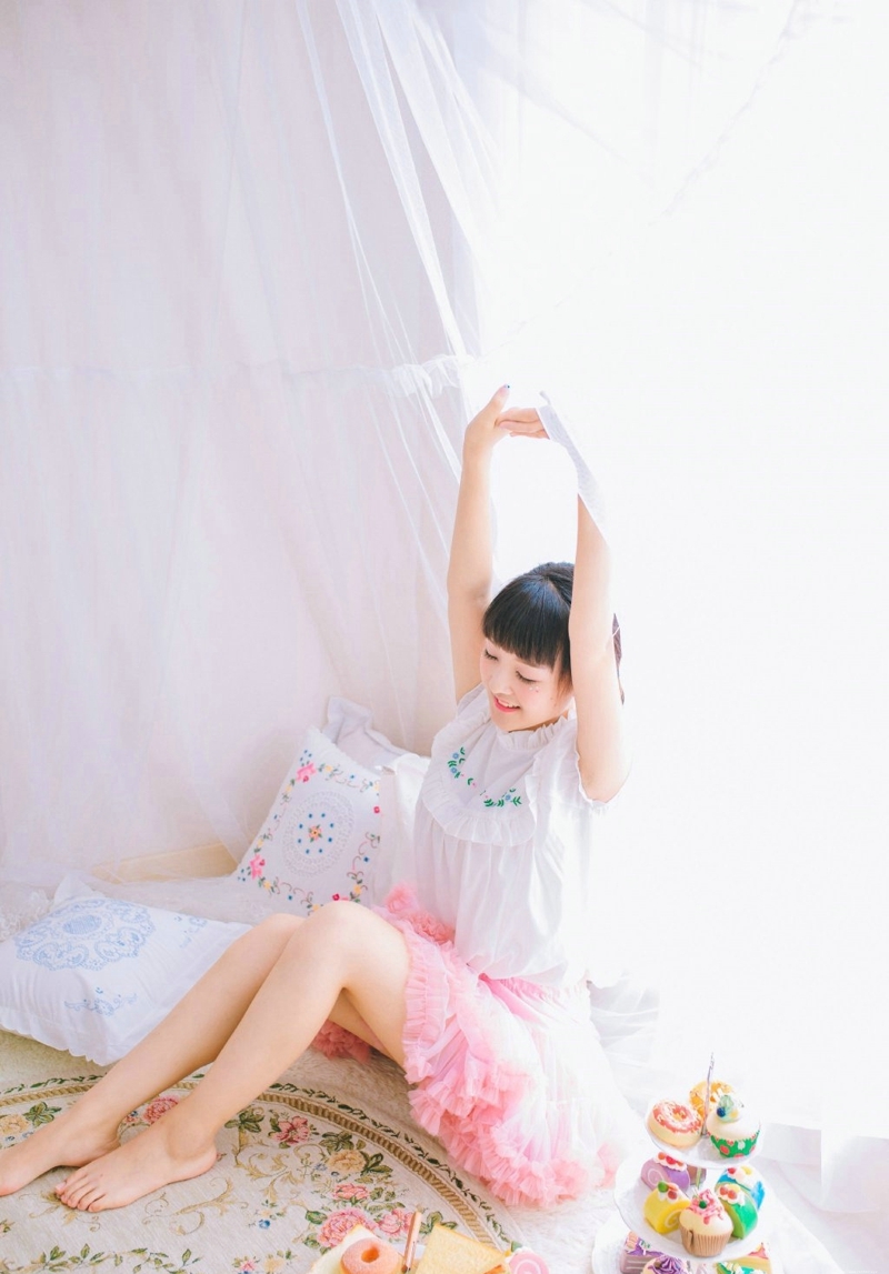 粉嫩私房平刘海妹子红润脸庞