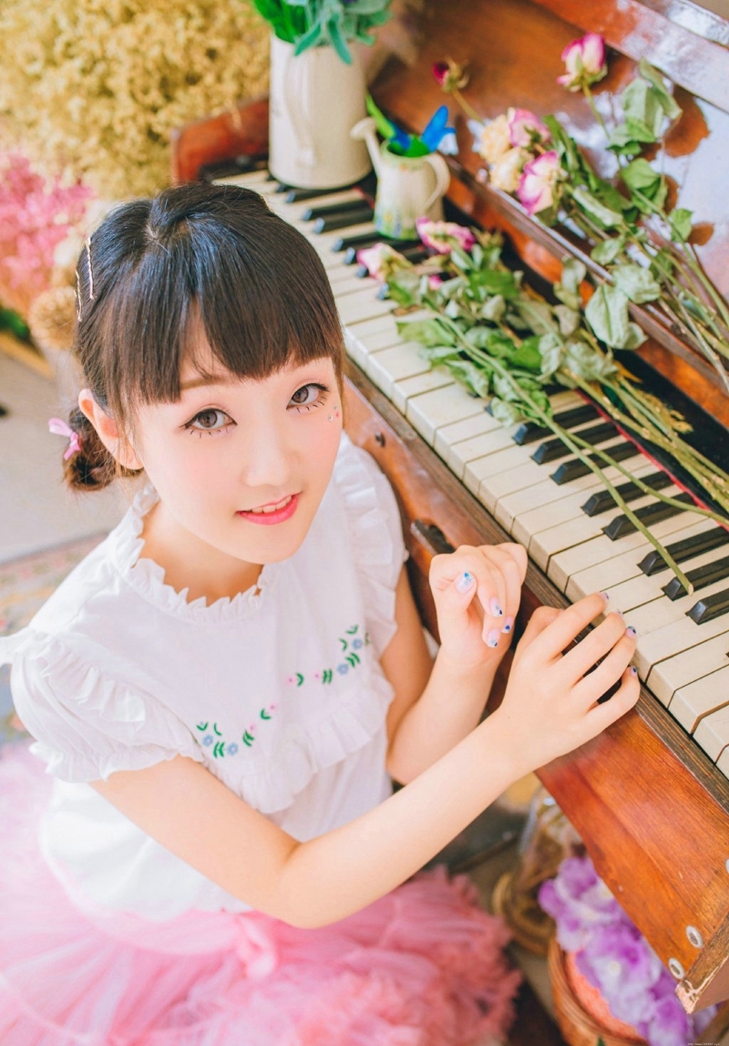 粉嫩私房平刘海妹子红润脸庞