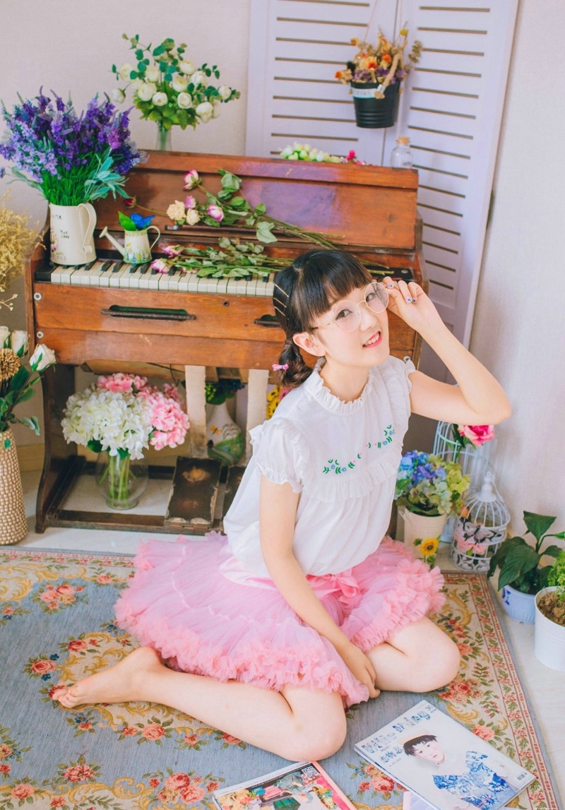 粉嫩私房平刘海妹子红润脸庞