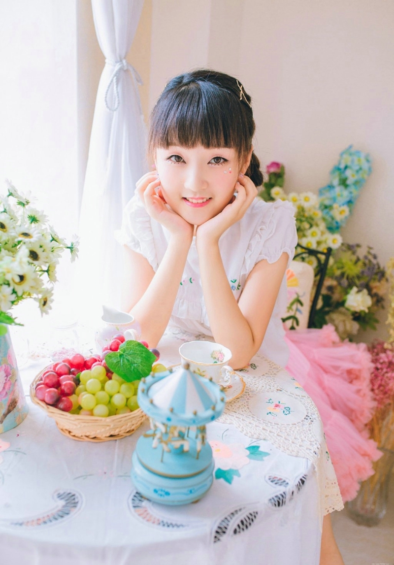 粉嫩私房平刘海妹子红润脸庞