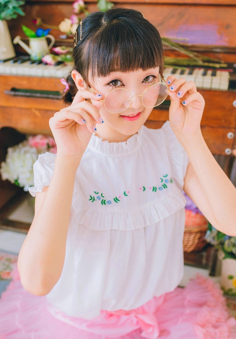 粉嫩私房平刘海妹子红润脸庞