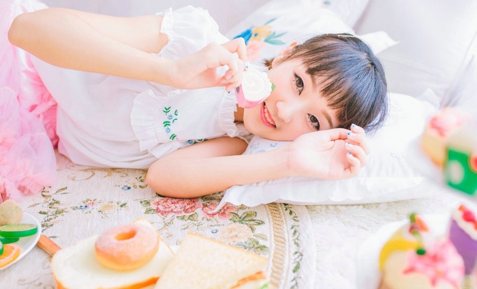 粉嫩私房平刘海妹子红润脸庞