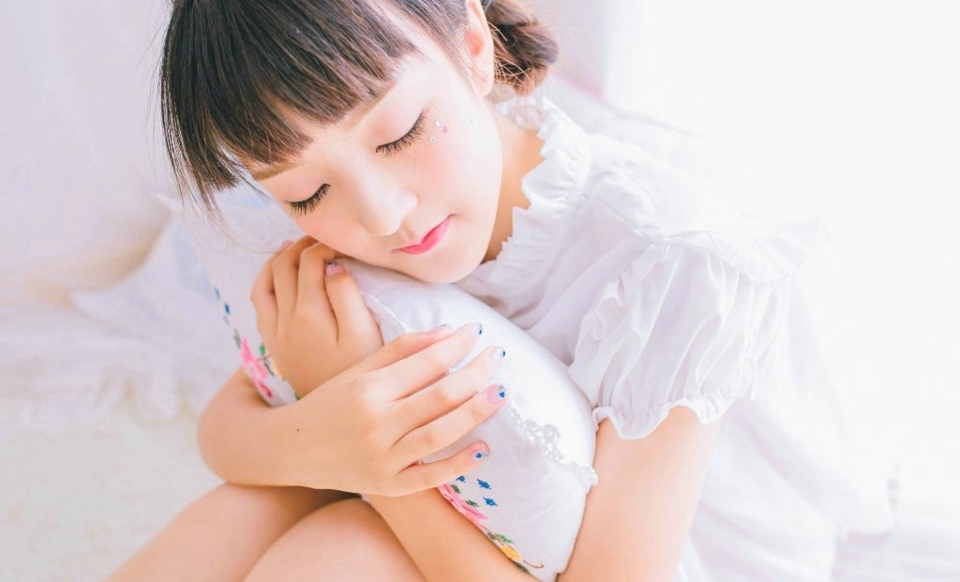 粉嫩私房平刘海妹子红润脸庞