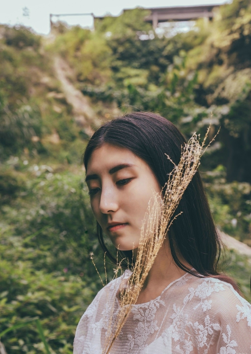 深山内的蕾丝长裙气质美女素雅写真