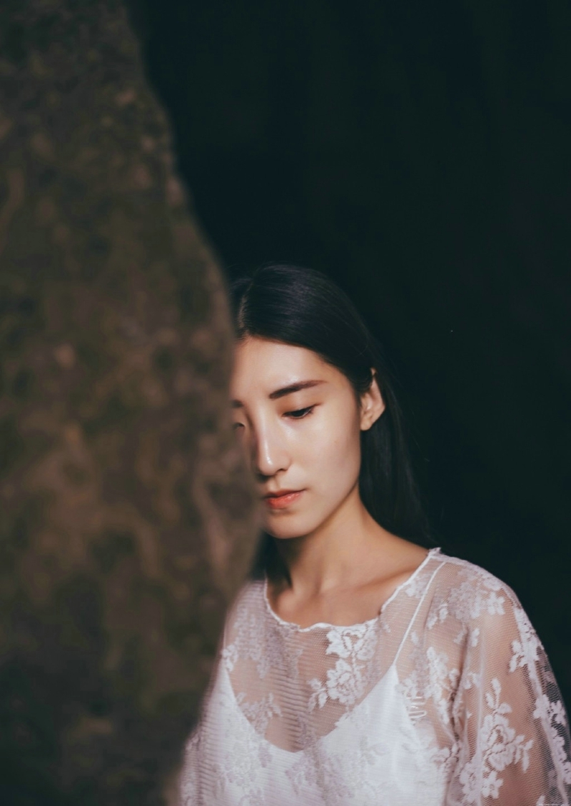 深山内的蕾丝长裙气质美女素雅写真