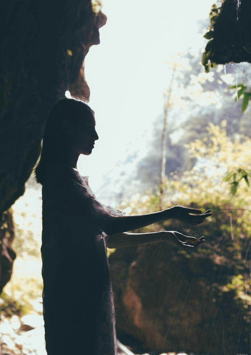 深山内的蕾丝长裙气质美女素雅写真