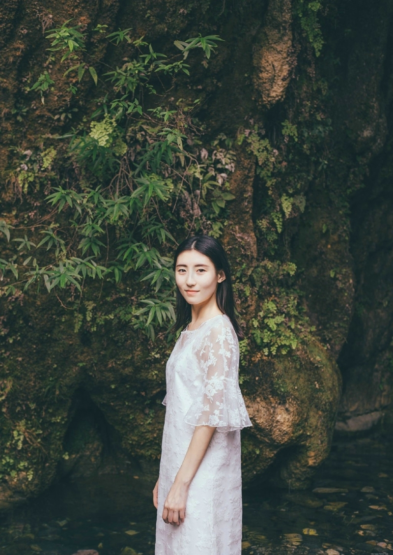 深山内的蕾丝长裙气质美女素雅写真