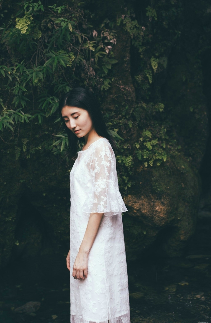 深山内的蕾丝长裙气质美女素雅写真