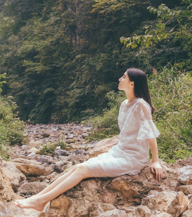 深山内的蕾丝长裙气质美女素雅写真