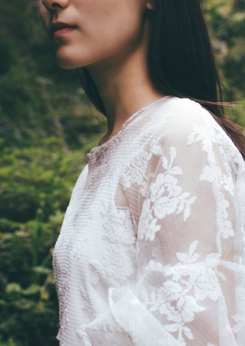 深山内的蕾丝长裙气质美女素雅写真