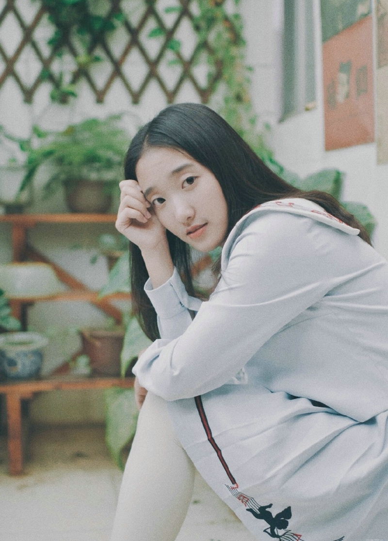 单眼皮短裙少女纯真花朵般娇嫩可人