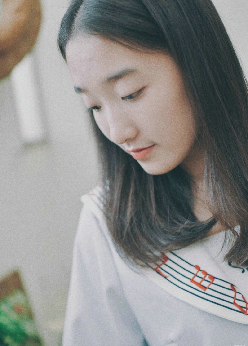 单眼皮短裙少女纯真花朵般娇嫩可人