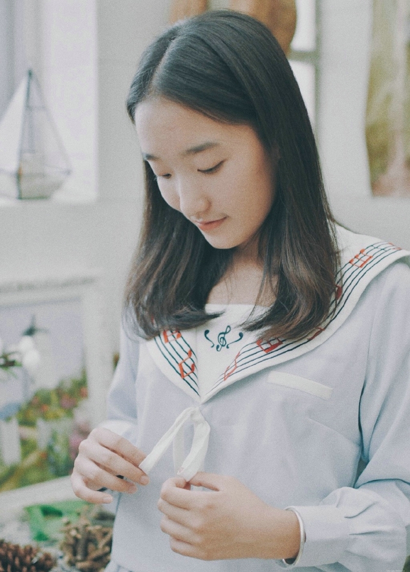 单眼皮短裙少女纯真花朵般娇嫩可人