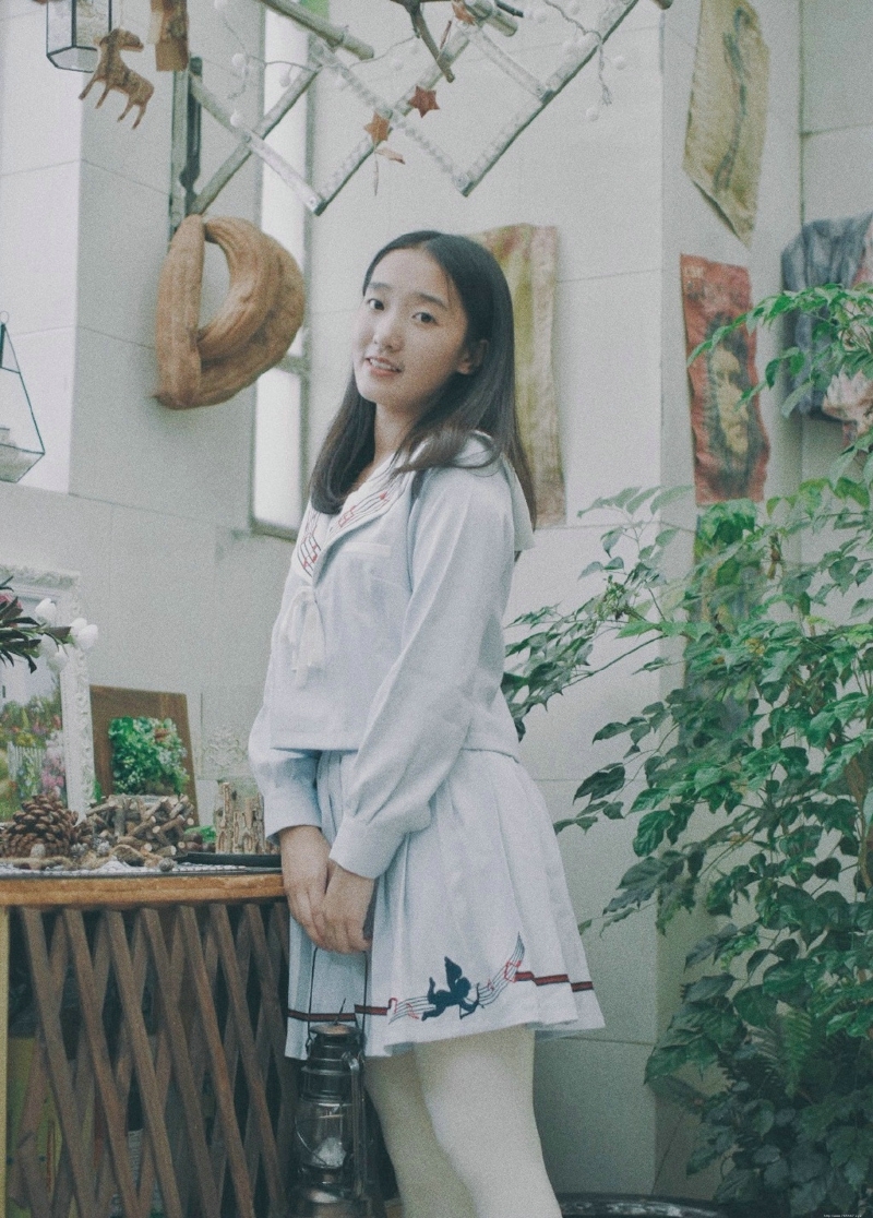 单眼皮短裙少女纯真花朵般娇嫩可人