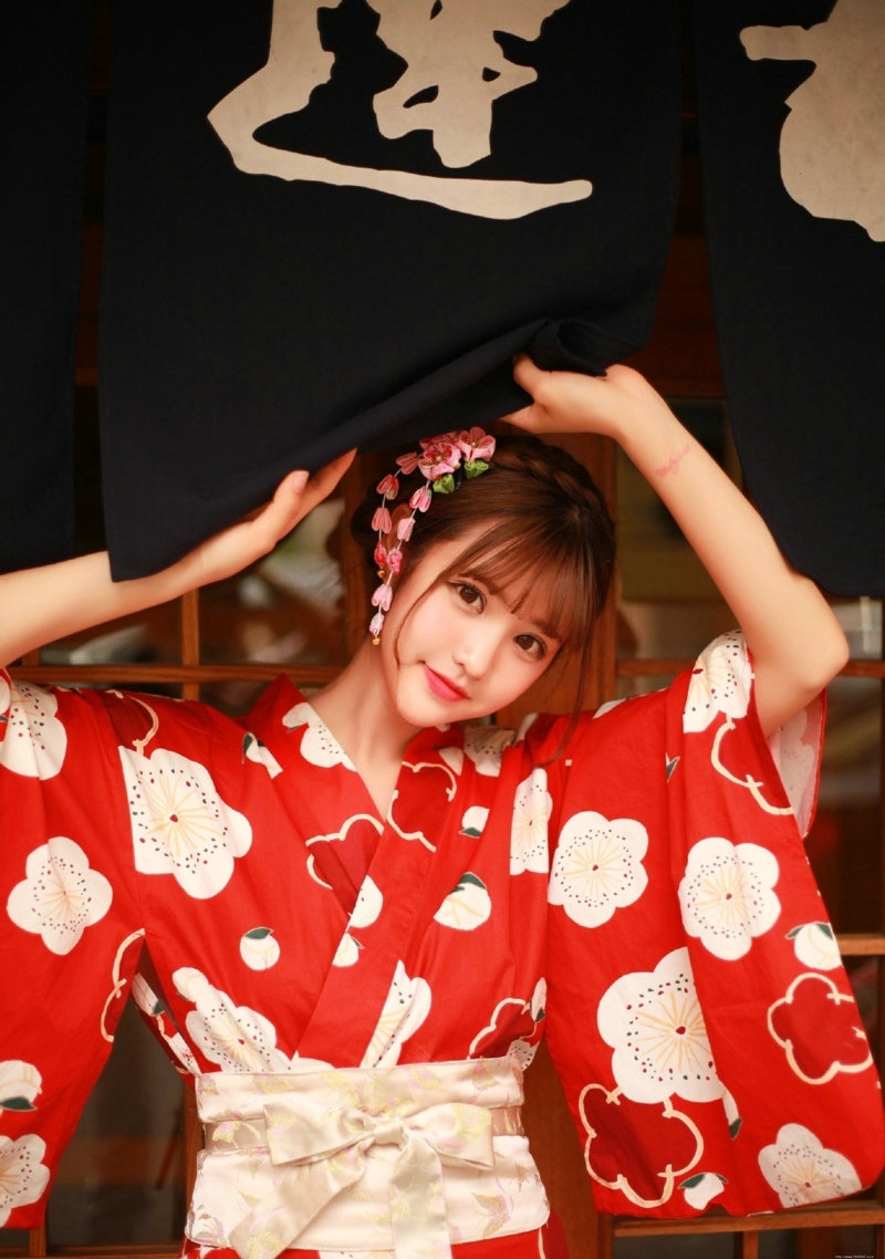 日本美女鲜艳和服餐馆前迷人红唇娇艳欲滴