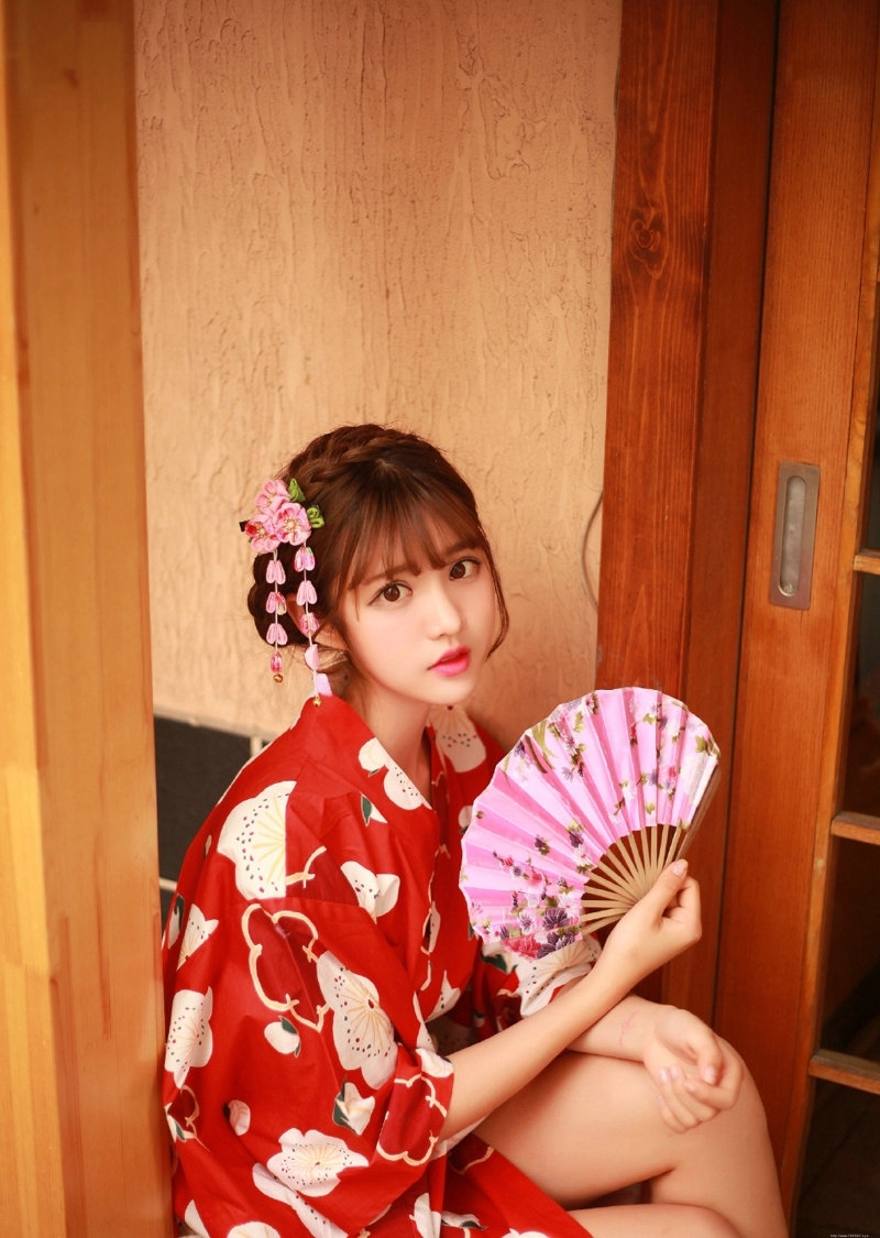 日本美女鲜艳和服餐馆前迷人红唇娇艳欲滴