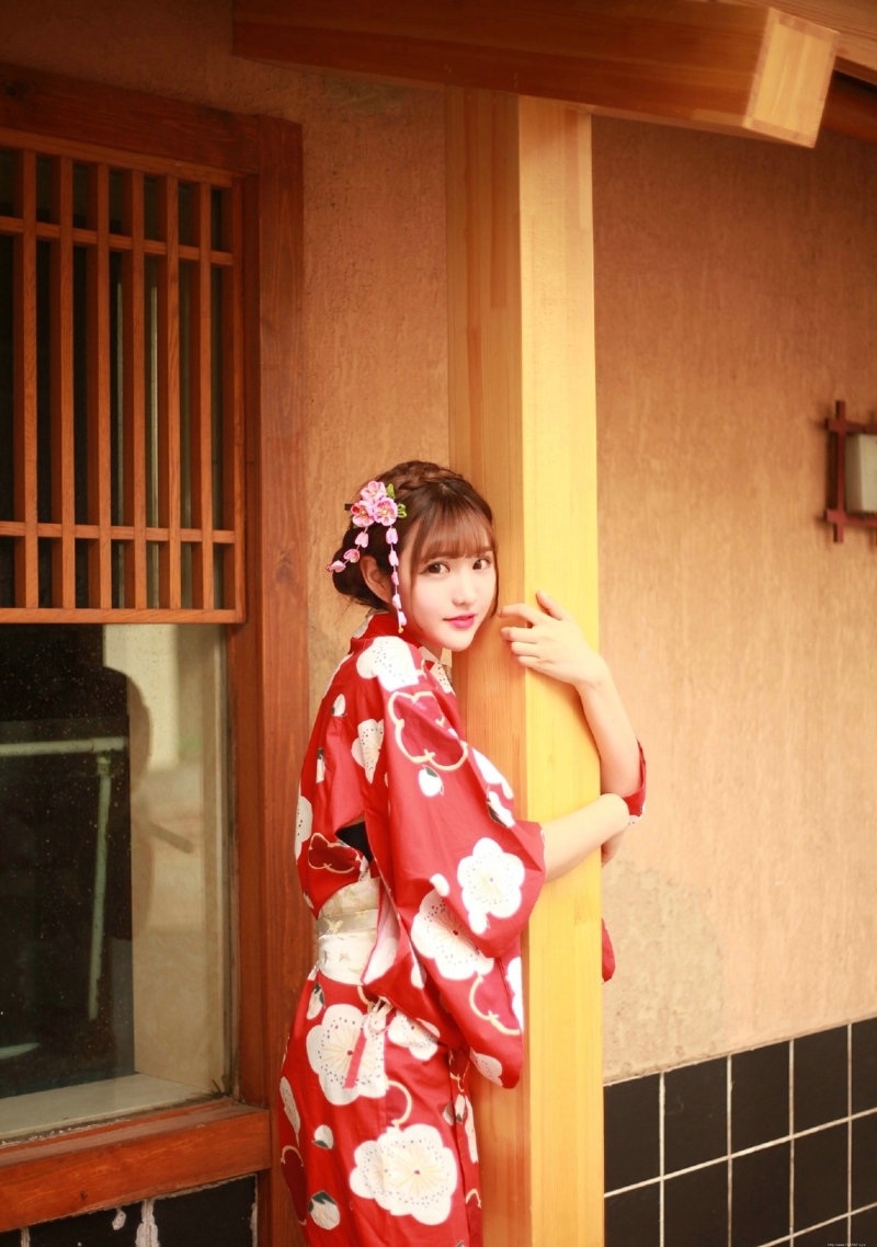 日本美女鲜艳和服餐馆前迷人红唇娇艳欲滴