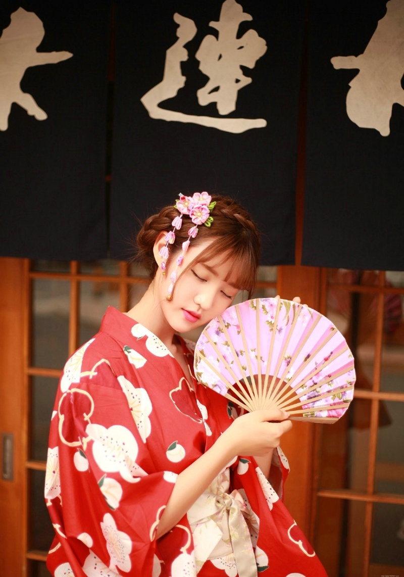 日本美女鲜艳和服餐馆前迷人红唇娇艳欲滴